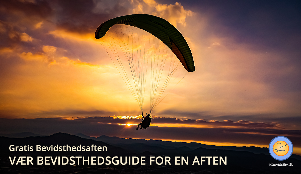 Gratis Bevidsthedsaften: Vær Bevidsthedsguide for en aften. Billede af paraglider i solnedgang.