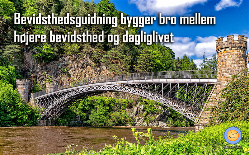 Bevidsthedsguidning bygger bro mellem højere bevidsthed og dagliglivet. Foto af en moderne bro mellem to middelaldertårne.