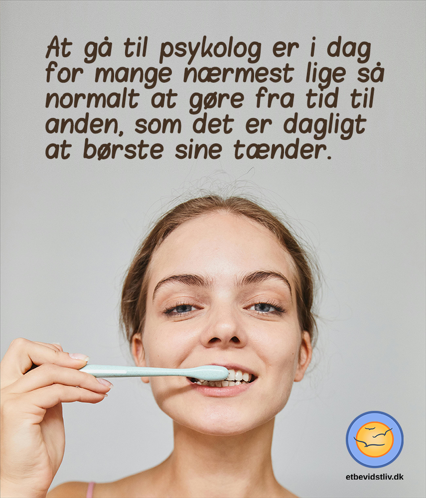 At gå til psykolog i dag, er ligeså normalt som at børste sine tænder. Foto af kvinde som børster tænder. 