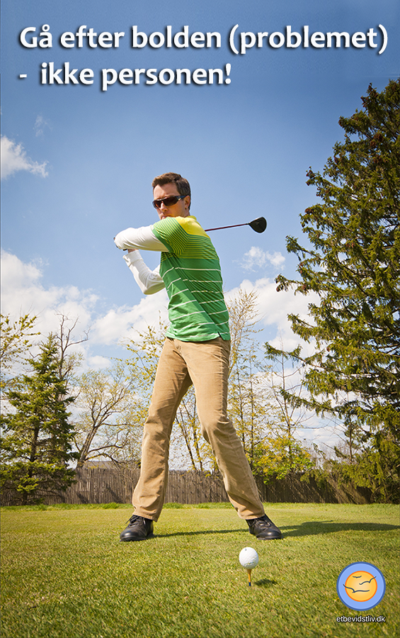 Gå efter bolden (problemet) - ikke personen! Foto af golfspiller, der svinger og skal til at ramme golfbolden.